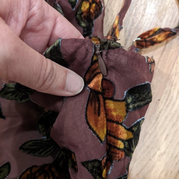 Dress with a 90's Silhouette - Picture 4 of 8